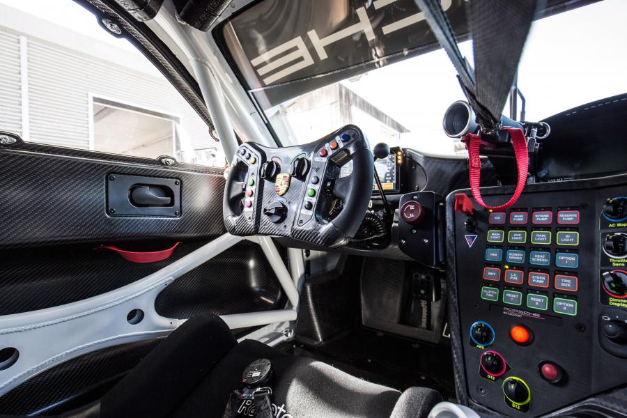 Интерьер Porsche 911 GT3 R (991) 2018 года  (фото 3 из 11)